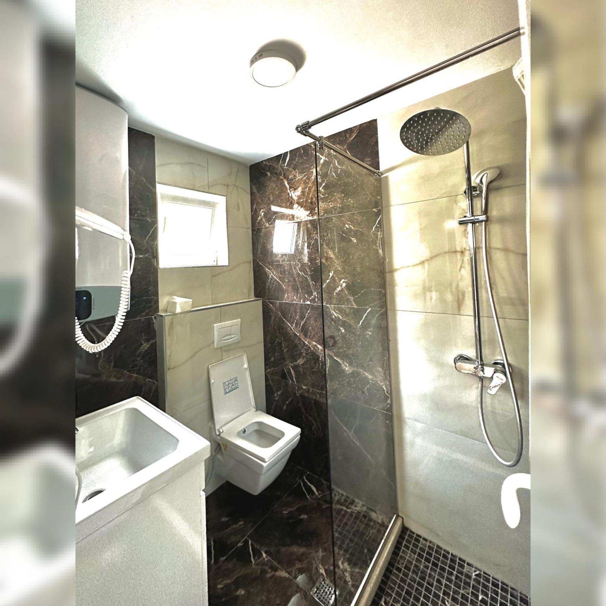 Breezy Hotel 瓦勒博内 外观 照片